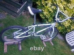 BMX rétro old school. Nouvelles roues
