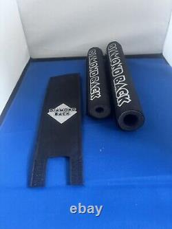 Ensemble de protections Diamondback BMX Old School, noir avec impression argentée. Tout neuf