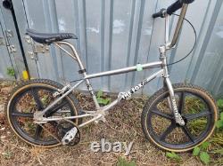 Mt The Fox Découverte de BMX Old School dans une grange