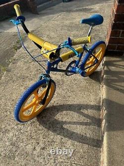 Raleigh Tuff Burner Mk1 82/83 Vintage Made In England Old School BMX mag blue
 
<br/>

<br/>  
Traduction en français: Raleigh Tuff Burner Mk1 82/83 Vintage Fabriqué en Angleterre Vieux BMX de l'école mag bleu