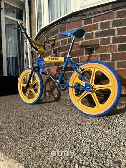 Raleigh Tuff Burner Mk1 82/83 Vintage Made In England Old School BMX mag blue
<br/> <br/>Traduction en français: Raleigh Tuff Burner Mk1 82/83 Vintage Fabriqué en Angleterre Vieux BMX de l'école mag bleu