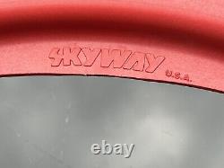Réédition de Vélos Bmx Old School avec frein à rétropédalage, 20 roues Skyway Tuff Mag en rouge.
