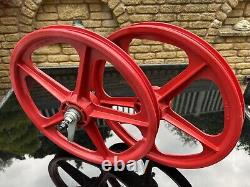 Réédition de Vélos Bmx Old School avec frein à rétropédalage, 20 roues Skyway Tuff Mag en rouge.