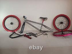 Vélo de BMX de l'ancienne école professionnel démonté et expédiable avec siège Pivotal et pneus Kenda