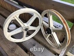 Véritable Vieux Bmx d'école Raleigh Burner 20 Survivant Roues Mag Raleigh Blanches