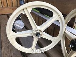Véritable Vieux Bmx d'école Raleigh Burner 20 Survivant Roues Mag Raleigh Blanches