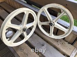 Véritable Vieux Bmx d'école Raleigh Burner 20 Survivant Roues Mag Raleigh Blanches