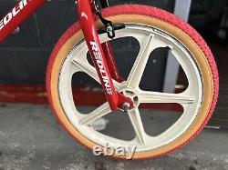 Vieux BMX Redline entièrement rénové avec roues Skyway